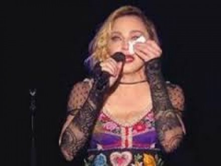 Madonna piange sul palco 